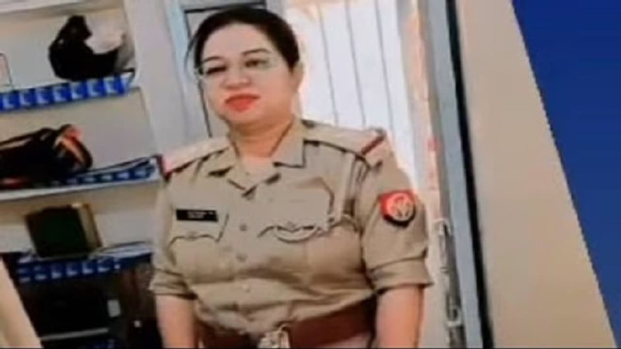 मुरादाबाद: महिला थाना प्रभारी का वीडियो बनाकर की पैसों की डिमांड, विरोध पर आरोपी ने कर दी ऐसी हरकत मुरादाबाद: महिला थाना प्रभारी का वीडियो बनाकर की पैसों की डिमांड, विरोध पर आरोपी ने कर दी ऐसी हरकत