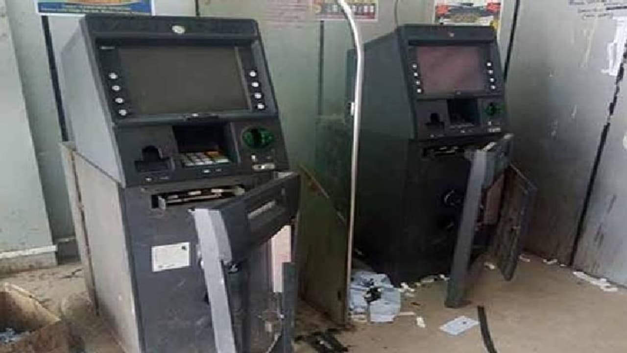 एक झटके में काट दिया नोटों से भरा ATM, लाखों रुपए जला दिए, लेकिन चाहकर भी साथ नहीं ले जा सके बदमाश