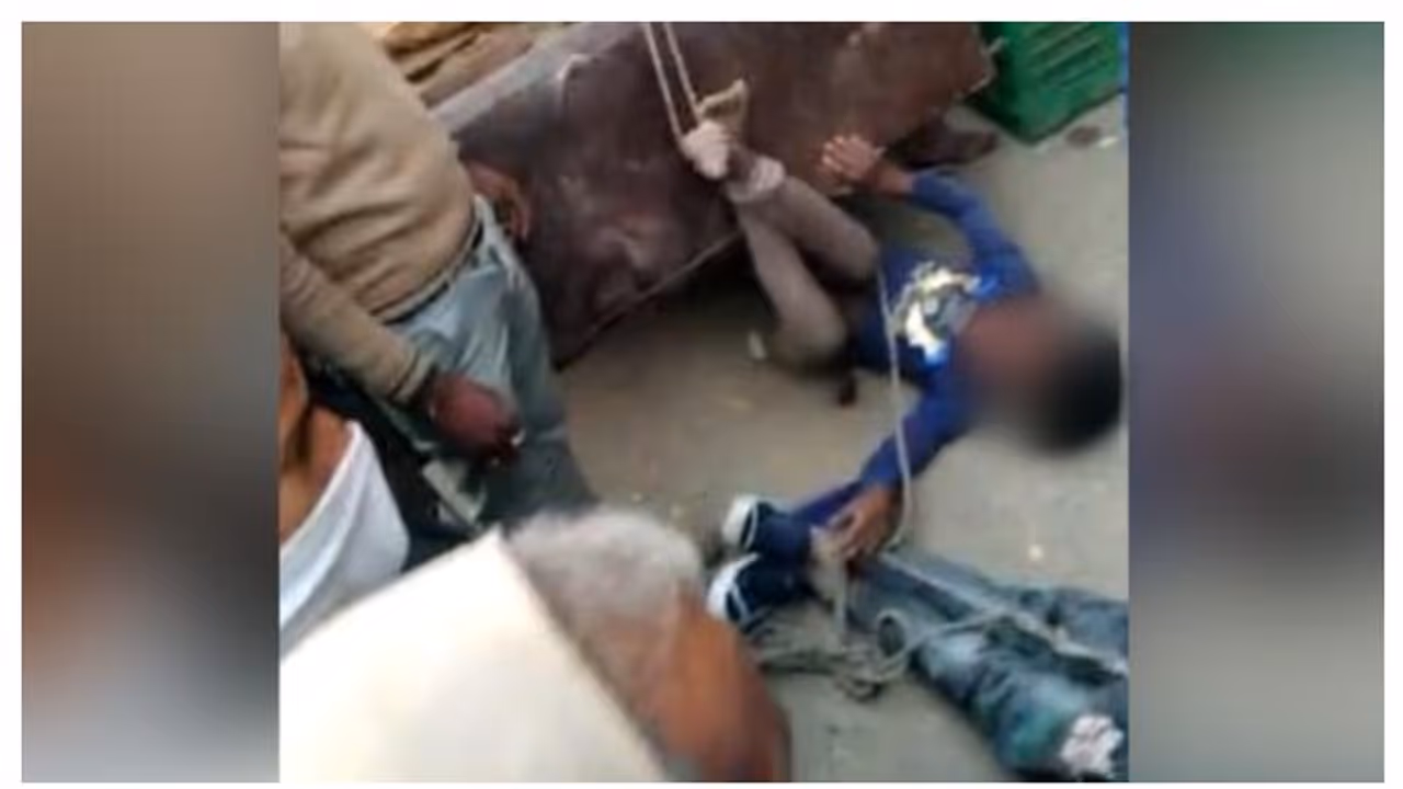 അതിദാരുണം, മോഷണക്കുറ്റമാരോപിച്ച് രണ്ട് കുട്ടികളെ ട്രക്കിൽക്കെട്ടി മാർക്കറ്റിന് ചുറ്റും വലിച്ചിഴച്ചു വീഡിയോ അതിദാരുണം, മോഷണക്കുറ്റമാരോപിച്ച് രണ്ട് കുട്ടികളെ ട്രക്കിൽക്കെട്ടി മാർക്കറ്റിന് ചുറ്റും വലിച്ചിഴച്ചു വീഡിയോ