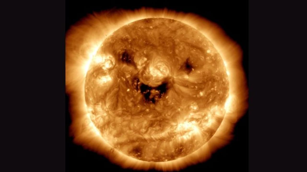 'ചിരിക്കുന്ന സൂര്യന്': വിസ്മയിപ്പിക്കുന്ന ചിത്രം പുറത്തുവിട്ട് നാസ 'ചിരിക്കുന്ന സൂര്യന്': വിസ്മയിപ്പിക്കുന്ന ചിത്രം പുറത്തുവിട്ട് നാസ
