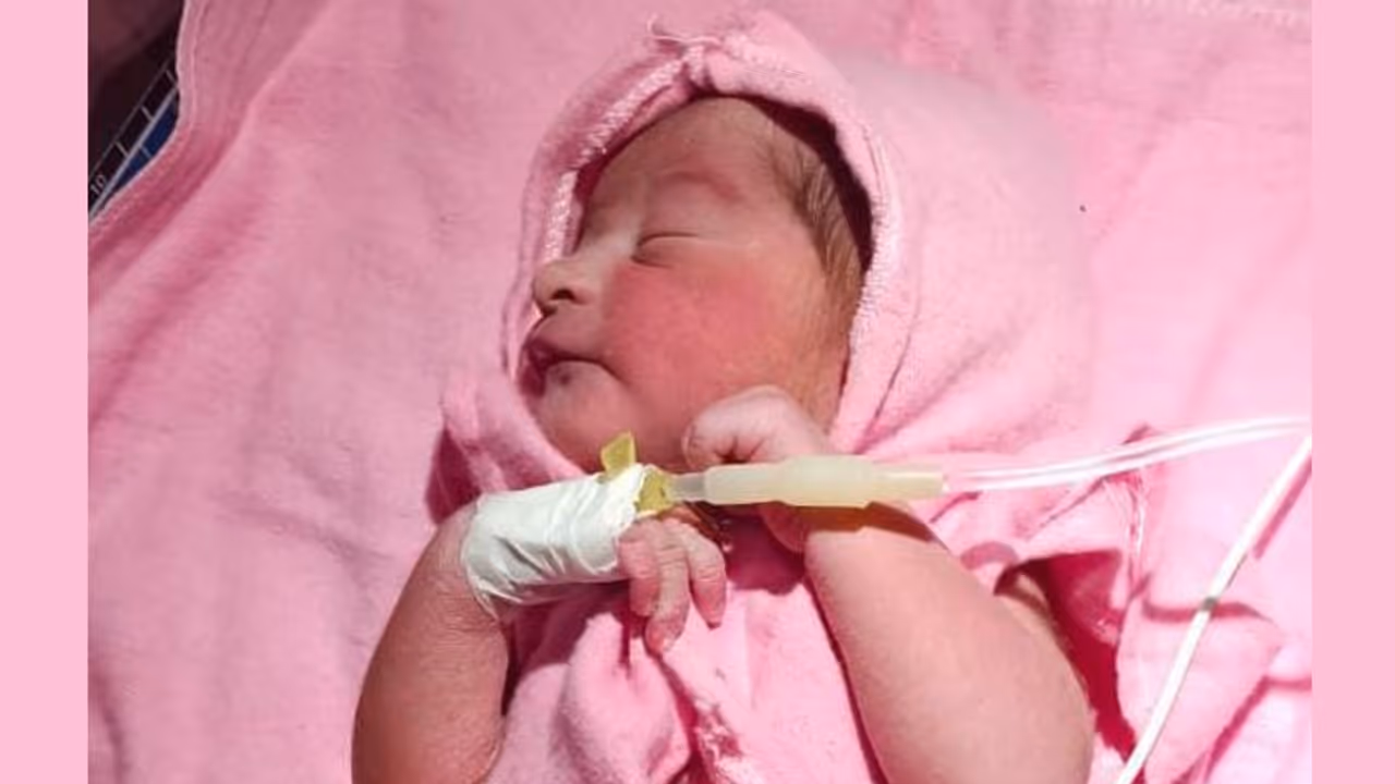 जन्म के 5 घंटे बाद बच्ची को सड़क पर फेंकने वालों के बारे में जान पुलिस हो गई सन्न, इनको किया अरेस्ट