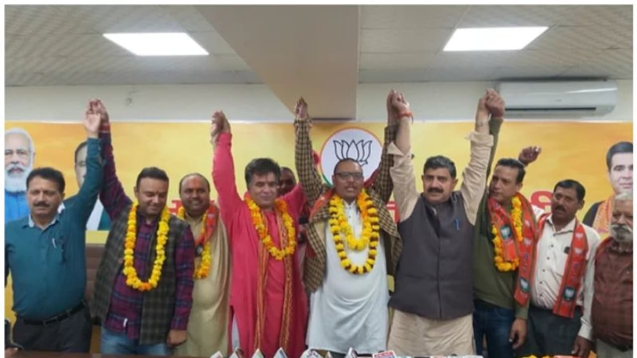 ജമ്മുവിൽ എട്ട് ആം ആദ്മി പാർട്ടി നേതാക്കൾ ബിജെപിയിൽ ചേർന്നു