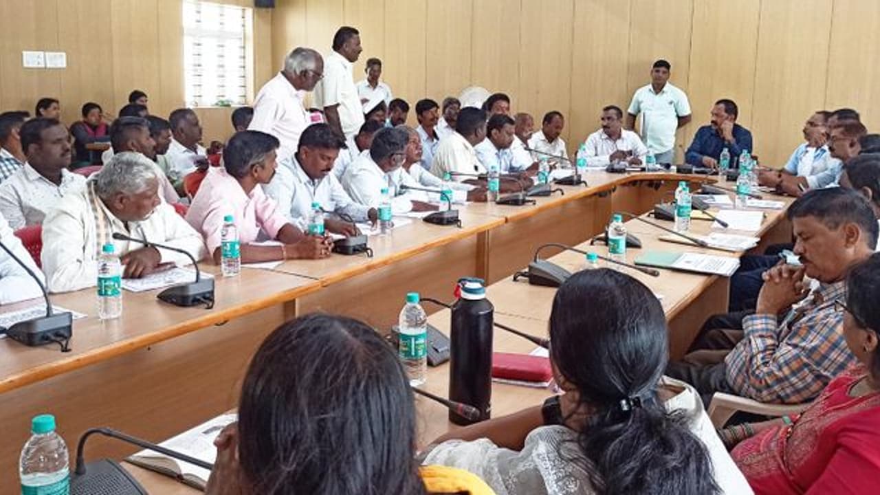 ದಲಿತರ ಸಮಸ್ಯೆ ಬಗೆಹರಿಸಲು ವಿಫಲ : ಅಧಿಕಾರಿಗಳ ವಿರುದ್ಧ ಮುಖಂಡರ ಆರೋಪ ದಲಿತರ ಸಮಸ್ಯೆ ಬಗೆಹರಿಸಲು ವಿಫಲ : ಅಧಿಕಾರಿಗಳ ವಿರುದ್ಧ ಮುಖಂಡರ ಆರೋಪ