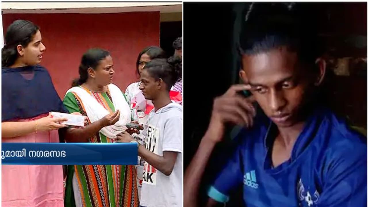 ചേര്ത്ത് പിടിച്ച് മേയര് ആര്യ; റോഷന് സ്കൂളില് പോകാം, എല്ലാം കേള്ക്കാം; നാടിന്റെ സ്നേഹം, ശ്രവണസഹായി കൈമാറി ചേര്ത്ത് പിടിച്ച് മേയര് ആര്യ; റോഷന് സ്കൂളില് പോകാം, എല്ലാം കേള്ക്കാം; നാടിന്റെ സ്നേഹം, ശ്രവണസഹായി കൈമാറി