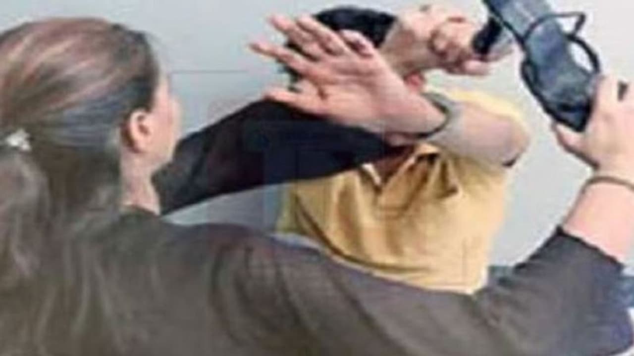 खाना गर्म करने की बात पर पत्नी ने पति को जल्लाद की तरह पीटा, ससुराल से इस हालत में उठाकर लाई युवक की मां खाना गर्म करने की बात पर पत्नी ने पति को जल्लाद की तरह पीटा, ससुराल से इस हालत में उठाकर लाई युवक की मां