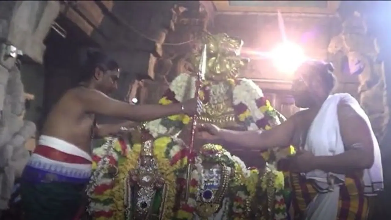 பழனி முருகன் கோவிலில் தமிழ் மறைகள் முழங்க யாக பூஜைகள் தொடக்கம் பழனி முருகன் கோவிலில் தமிழ் மறைகள் முழங்க யாக பூஜைகள் தொடக்கம்