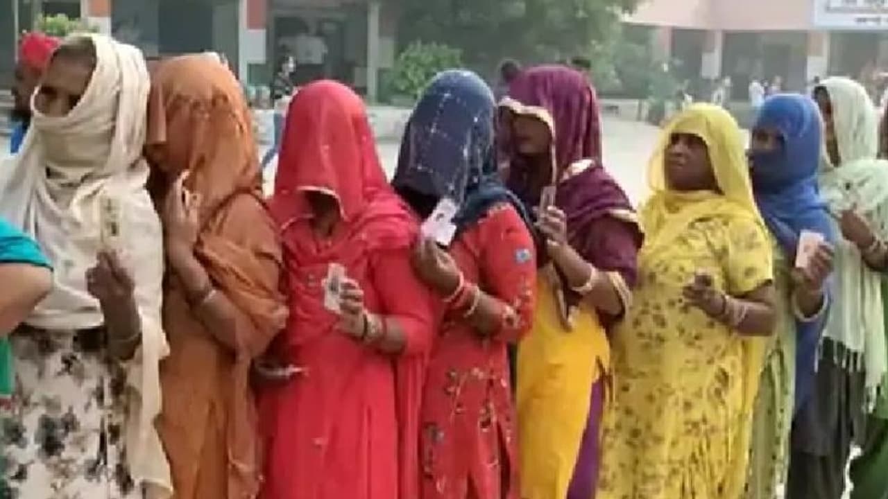 हरियाणा पंचायत चुनाव: शाम 6 बजे तक 70% से ज्यादा वोटिंग, कई जगह आमने सामने भिड़े प्रत्याशी हरियाणा पंचायत चुनाव: शाम 6 बजे तक 70% से ज्यादा वोटिंग, कई जगह आमने सामने भिड़े प्रत्याशी