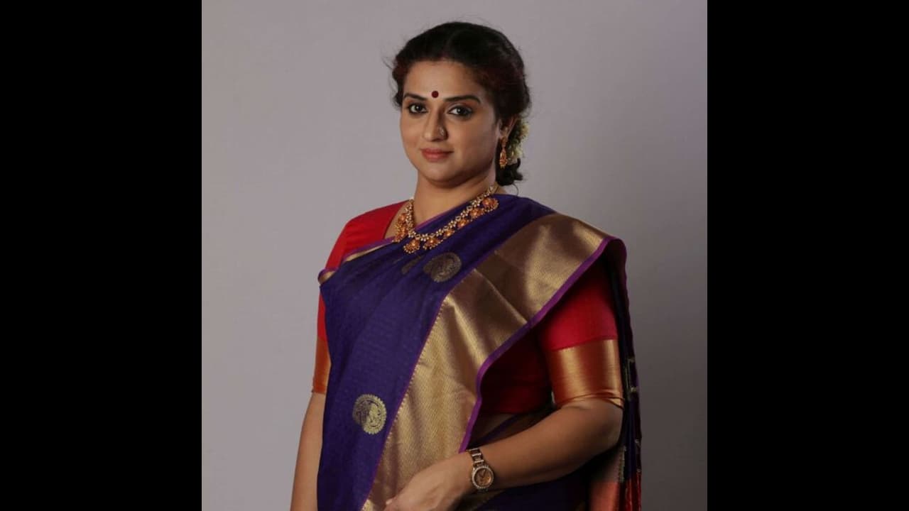 పవిత్రా లోకేష్ ఫిర్యాదుపై దర్యాప్తు ముమ్మరం.... ఈ 15 యూట్యూబ్ ఛానెల్స్, వెబ్సైట్స్కి నోటీసులు పవిత్రా లోకేష్ ఫిర్యాదుపై దర్యాప్తు ముమ్మరం.... ఈ 15 యూట్యూబ్ ఛానెల్స్, వెబ్సైట్స్కి నోటీసులు