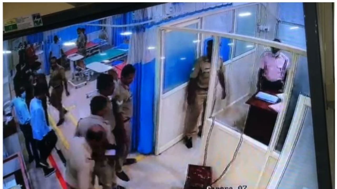 കണ്ണൂർ ജില്ലാ ആശുപത്രി അത്യാഹിത വിഭാഗത്തിൽ കഞ്ചാവ് കേസ് പ്രതിയുടെ പരാക്രമണം കണ്ണൂർ ജില്ലാ ആശുപത്രി അത്യാഹിത വിഭാഗത്തിൽ കഞ്ചാവ് കേസ് പ്രതിയുടെ പരാക്രമണം