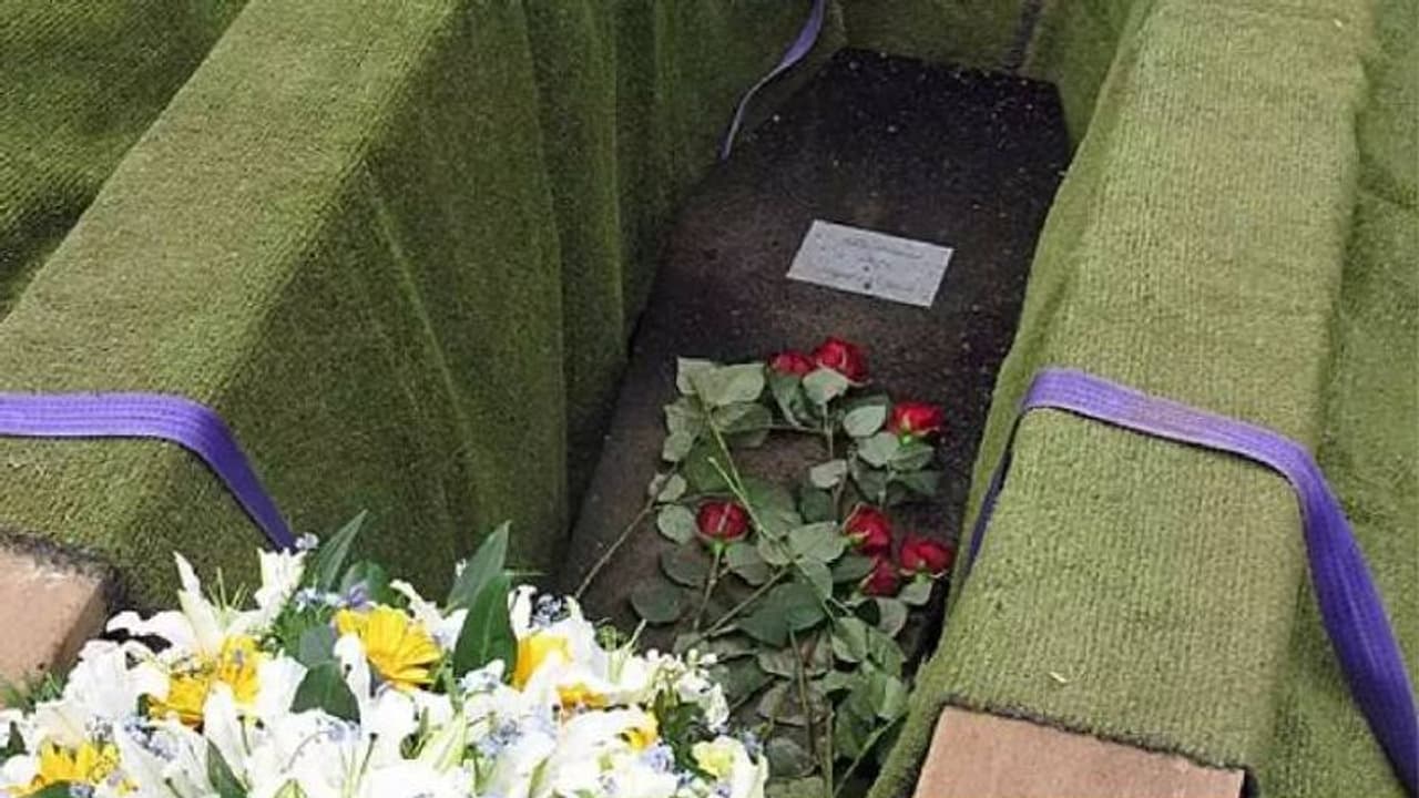 ജീവനോടെ ശവപ്പെട്ടിയിലിട്ട് അടക്കും, ചെലവ് 47 ലക്ഷം രൂപ, ആങ്സൈറ്റിക്ക് വ്യത്യസ്ത ചികിത്സാരീതിയുമായി കമ്പനി ജീവനോടെ ശവപ്പെട്ടിയിലിട്ട് അടക്കും, ചെലവ് 47 ലക്ഷം രൂപ, ആങ്സൈറ്റിക്ക് വ്യത്യസ്ത ചികിത്സാരീതിയുമായി കമ്പനി