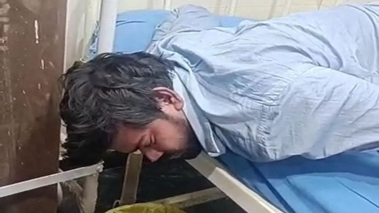 नोएडा: पति को खाने में जहर देकर पत्नी पैसे और जेवरात लेकर हुई फरार, ससुर ने लगाए गंभीर आरोप नोएडा: पति को खाने में जहर देकर पत्नी पैसे और जेवरात लेकर हुई फरार, ससुर ने लगाए गंभीर आरोप