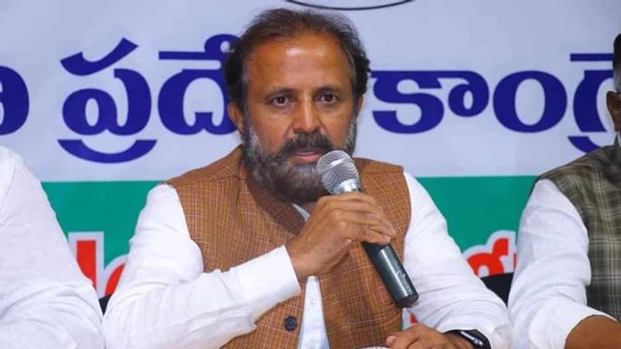 చంద్రబాబు అరెస్టు వెనుక సీఎం కేసీఆర్ ఉన్నారు.. బీఆర్ఎస్, బీజేపీ, వైసీపీలు ఒక్కటే మాజీ ఎంపీ మధుయాష్కీ గౌడ్ చంద్రబాబు అరెస్టు వెనుక సీఎం కేసీఆర్ ఉన్నారు.. బీఆర్ఎస్, బీజేపీ, వైసీపీలు ఒక్కటే మాజీ ఎంపీ మధుయాష్కీ గౌడ్