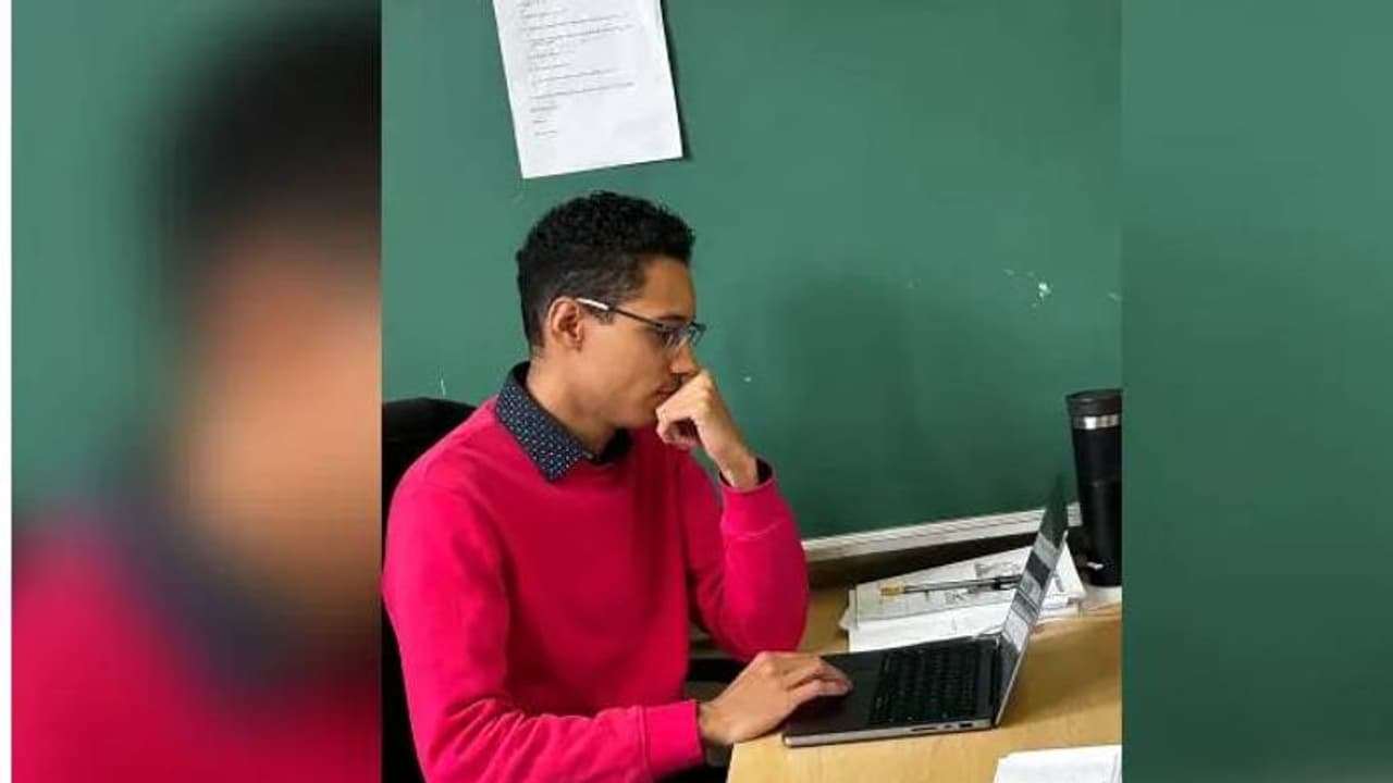 വിദ്യാർത്ഥികൾക്ക് മോശം സന്ദേശങ്ങളയച്ചതിന് സ്കൂളിൽ നിന്നും പുറത്തുപോയ അധ്യാപകൻ മറ്റൊരു പേരിൽ മറ്റൊരു സ്കൂളിൽ