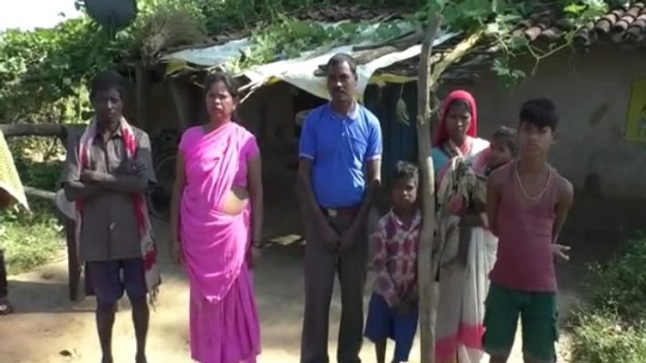 सांपों के गांव में 12 साल के बच्चे को कोबरा ने डसा तो आया उसे गुस्सा, दांत से काटकर सांप को मार डाला सांपों के गांव में 12 साल के बच्चे को कोबरा ने डसा तो आया उसे गुस्सा, दांत से काटकर सांप को मार डाला