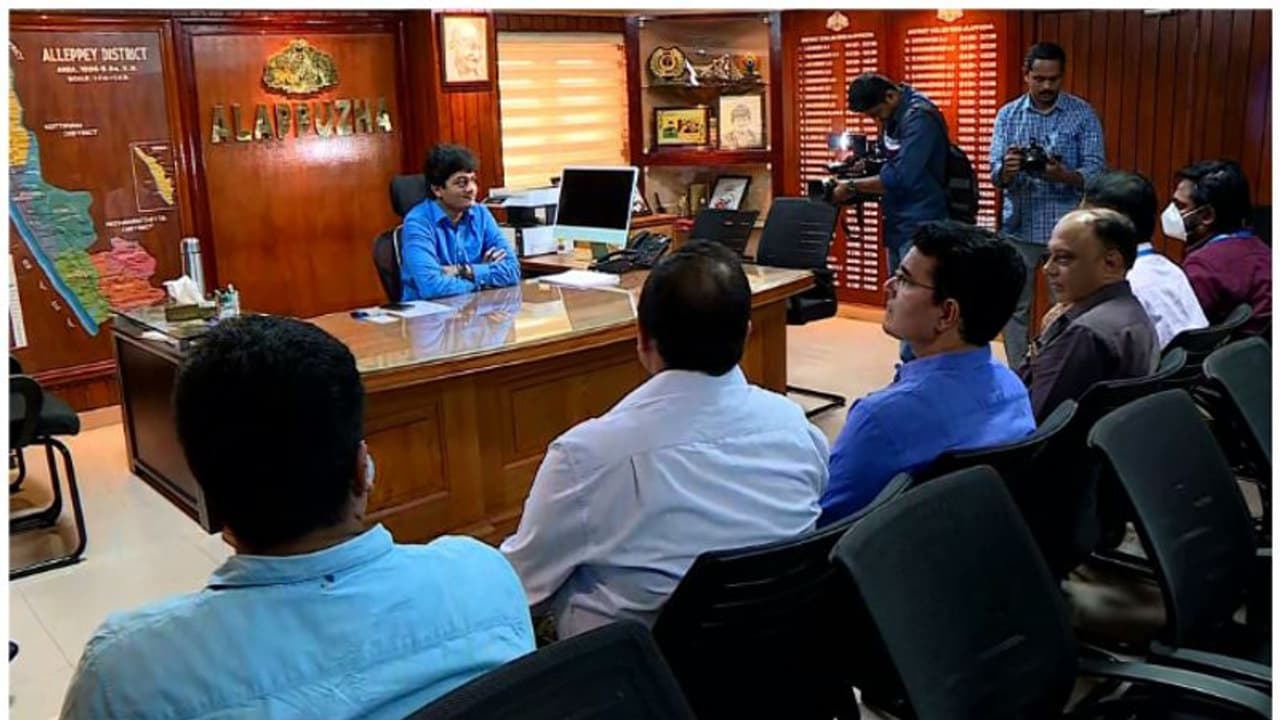 ആലപ്പുഴയിൽ പക്ഷിപ്പനി വ്യാപകം; പ്രതിരോധനടപടി വിലയിരുത്താൻ കേന്ദ്ര ഏഴംഗ സംഘം ജില്ലയിൽ ആലപ്പുഴയിൽ പക്ഷിപ്പനി വ്യാപകം; പ്രതിരോധനടപടി വിലയിരുത്താൻ കേന്ദ്ര ഏഴംഗ സംഘം ജില്ലയിൽ