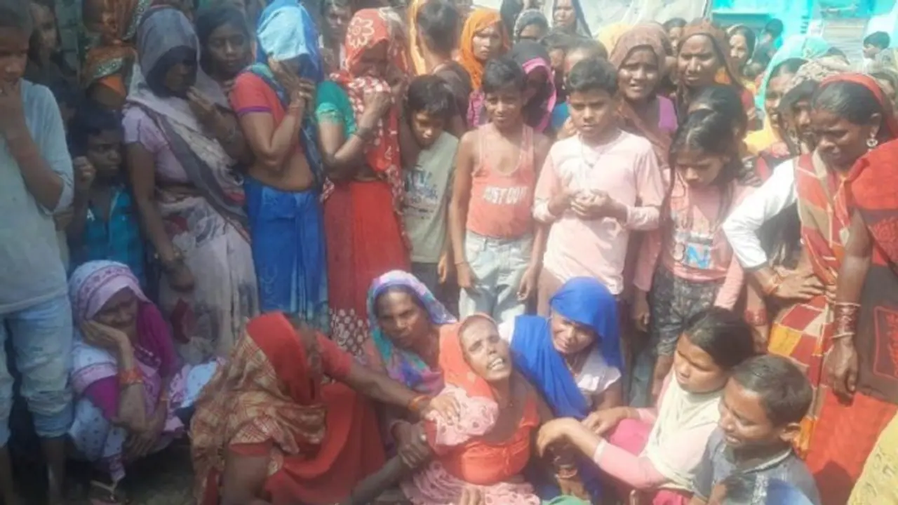 लखीमपुर: शारदा नदी का किनारा फटने से मिट्टी के ढेर में दबी 5 लड़कियां, 2 की मौत, दर्दनाक मंजर देख मचा कोहराम लखीमपुर: शारदा नदी का किनारा फटने से मिट्टी के ढेर में दबी 5 लड़कियां, 2 की मौत, दर्दनाक मंजर देख मचा कोहराम