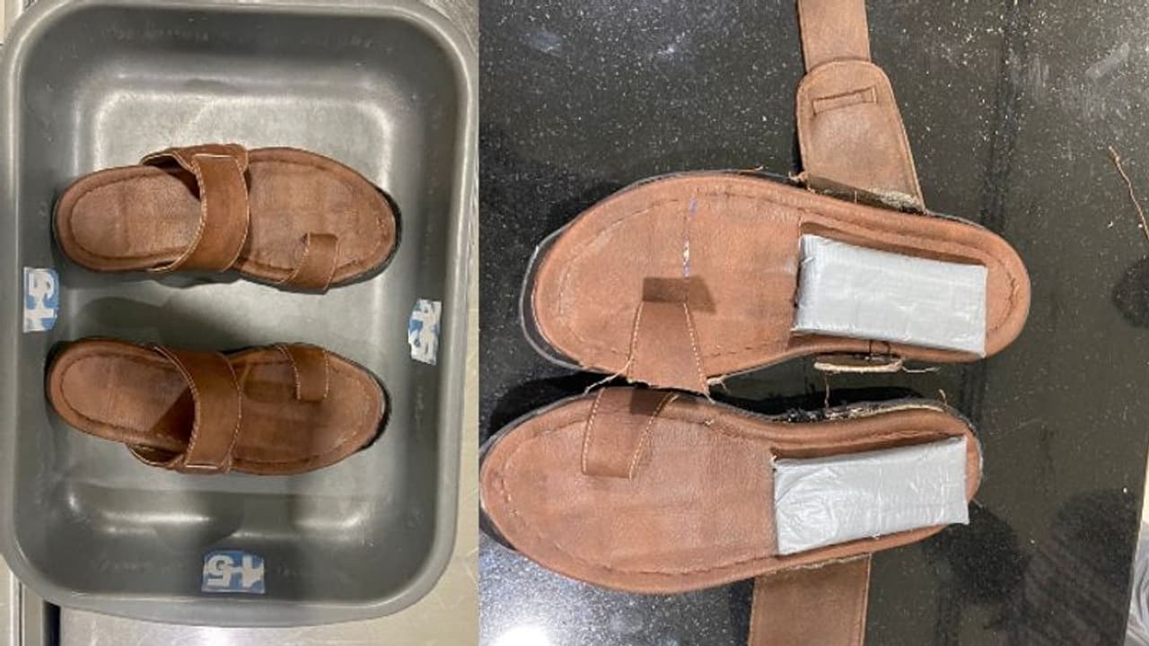 നെടുമ്പാശ്ശേരിയിൽ പാന്റ്സിന്റെ സിബ്ലിലും ചെരുപ്പിലും ഒളിപ്പിച്ചും സ്വർണക്കടത്ത്; 1079 ഗ്രാം സ്വർണം പിടികൂടി നെടുമ്പാശ്ശേരിയിൽ പാന്റ്സിന്റെ സിബ്ലിലും ചെരുപ്പിലും ഒളിപ്പിച്ചും സ്വർണക്കടത്ത്; 1079 ഗ്രാം സ്വർണം പിടികൂടി