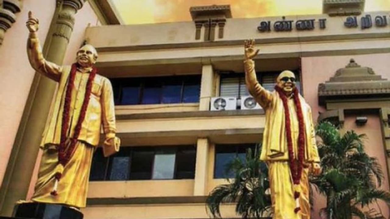 கோஷ்டி பூசலில் தென்காசி திமுக.. அறிவாலயம் கொடுத்த அதிர்ச்சி தகவல் கவலையில் உடன்பிறப்புகள் கோஷ்டி பூசலில் தென்காசி திமுக.. அறிவாலயம் கொடுத்த அதிர்ச்சி தகவல் கவலையில் உடன்பிறப்புகள்