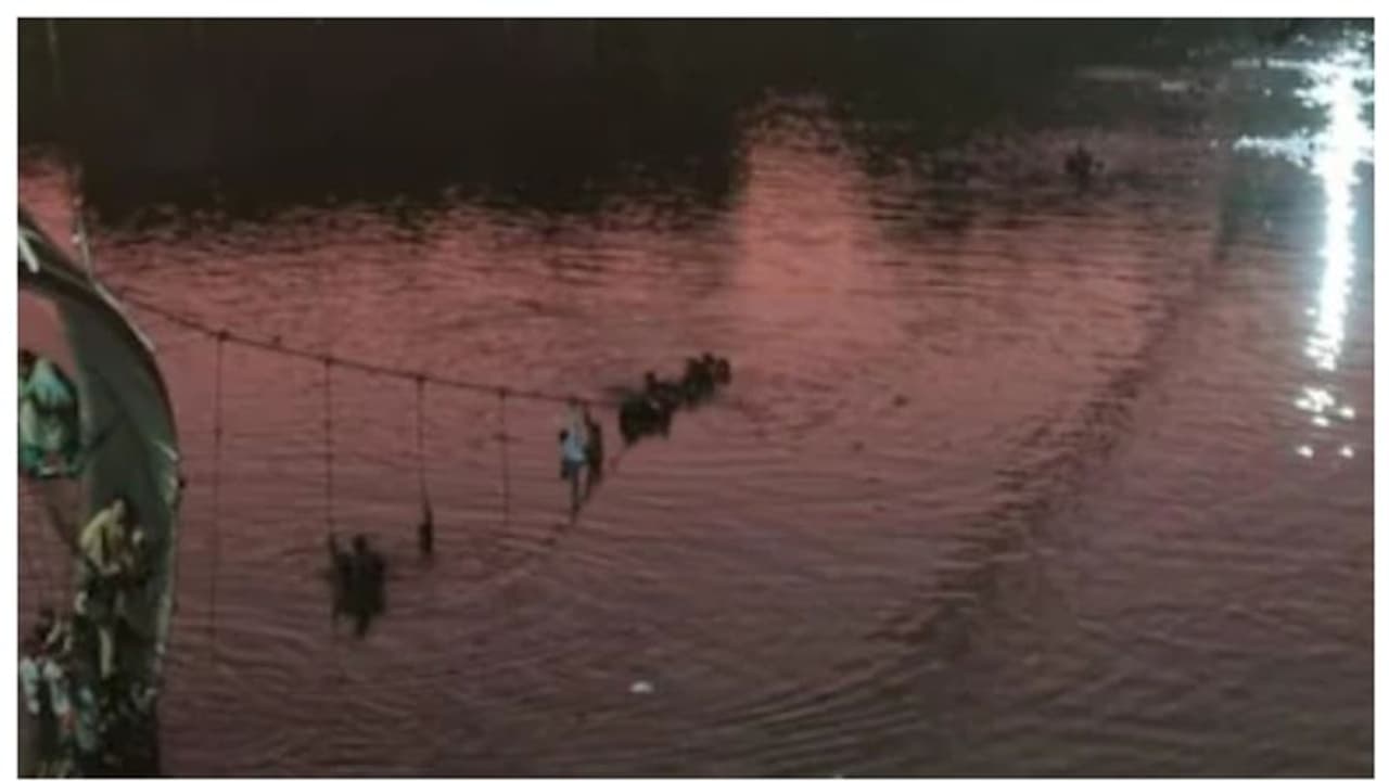 ഗുജറാത്തില്‍ തൂക്കുപാലം തകര്‍ന്നു, നൂറിലേറെ പേര്‍ പുഴയില്‍ വീണു, 10 മരണം