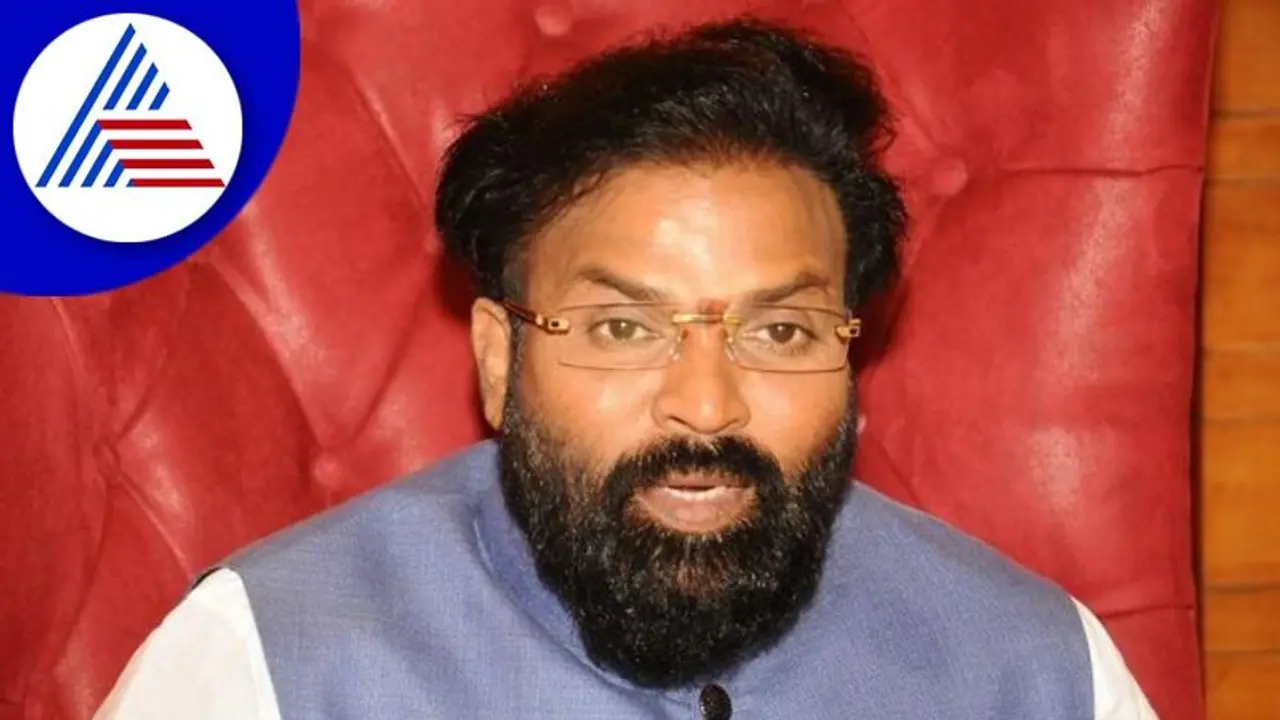 ದಿವಾಳಿಯಾದ ಕಾಂಗ್ರೆಸ್ ಮುಂದೇ ಹರಾಜಿಗೆ ಬರಲಿದೆ: ಸಚಿವ ಶ್ರೀರಾಮುಲು ದಿವಾಳಿಯಾದ ಕಾಂಗ್ರೆಸ್ ಮುಂದೇ ಹರಾಜಿಗೆ ಬರಲಿದೆ: ಸಚಿವ ಶ್ರೀರಾಮುಲು