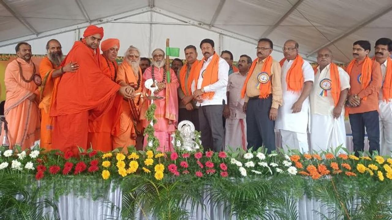 ಕಾವಿ ವೇಷ ಹಾಕಿಕೊಂಡ ಕೆಲವರಿಂದ ಅಧರ್ಮ: ಶ್ರೀ ವಿಷಾದ ಕಾವಿ ವೇಷ ಹಾಕಿಕೊಂಡ ಕೆಲವರಿಂದ ಅಧರ್ಮ: ಶ್ರೀ ವಿಷಾದ