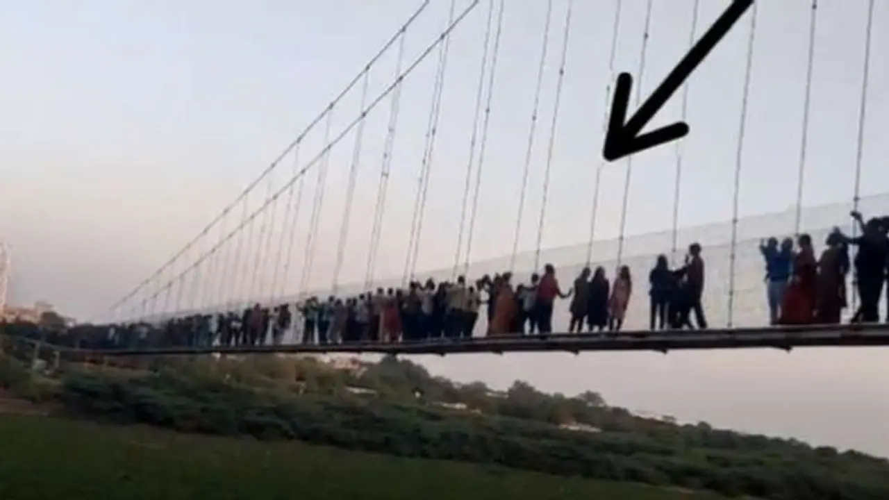 Morbi Bridge हादसा: पुल पर खेला जा रहा था मौत का खेल, सामने आए हादसे के पहले के खौफनाक वीडियोज