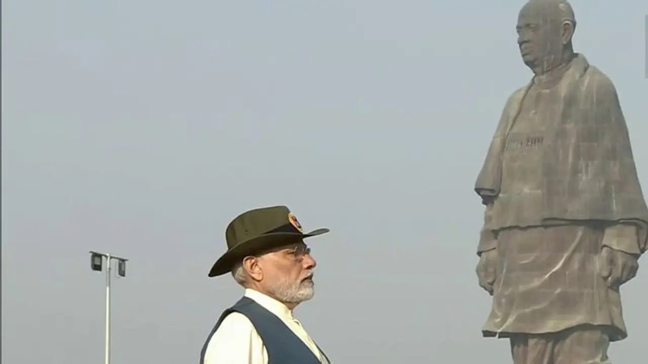 தேசிய ஒற்றுமை தினம்: சர்தார் வல்லபாய் படேல் சிலைக்கு பிரதமர் மோடி மலர் தூவி மரியாதை