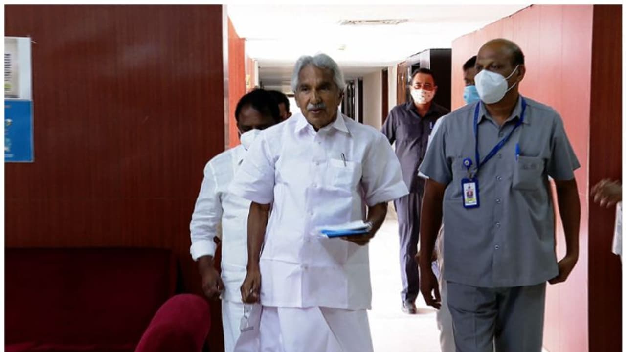 ആൾക്കൂട്ടത്തിൽ അലിഞ്ഞ നേതാവ്, പുതുപ്പള്ളിയുടെ സ്വന്തം 'കുഞ്ഞൂഞ്ഞ്', ഉമ്മൻ ചാണ്ടിക്ക് ഇന്ന് 79ാം പിറന്നാൾ ആൾക്കൂട്ടത്തിൽ അലിഞ്ഞ നേതാവ്, പുതുപ്പള്ളിയുടെ സ്വന്തം 'കുഞ്ഞൂഞ്ഞ്', ഉമ്മൻ ചാണ്ടിക്ക് ഇന്ന് 79ാം പിറന്നാൾ