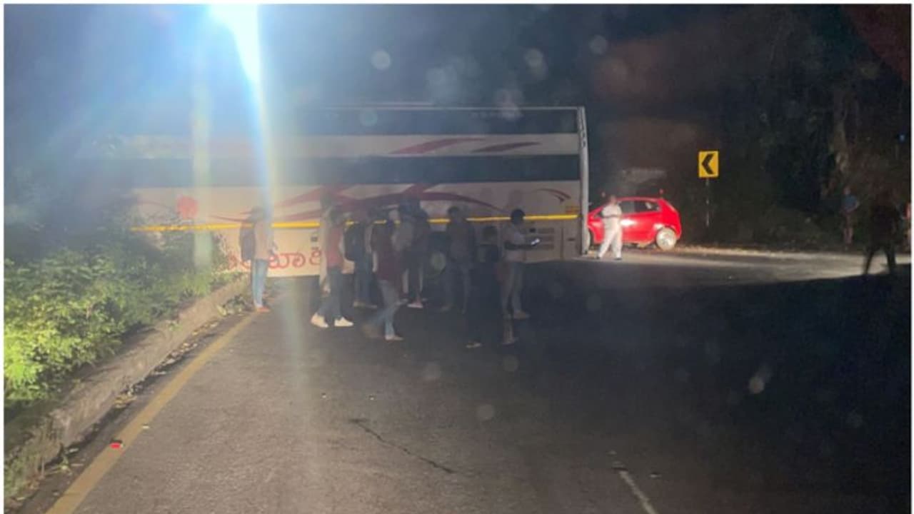 താമരശ്ശേരി ചുരത്തില്‍ സുരക്ഷാഭിത്തിയ്ക്ക് പുറത്തേക്ക് ബസ് ചാടി, അപകടം ഒഴിവായത് തലനാരിഴയ്ക്ക്