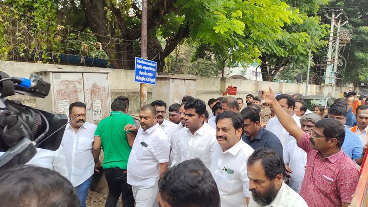 கோவை கார் குண்டு வெடிப்பு பகுதியில் அண்ணாமலை..! கோட்டை ஈஸ்வரன் கோயிலில் சாமி தரிசனம் கோவை கார் குண்டு வெடிப்பு பகுதியில் அண்ணாமலை..! கோட்டை ஈஸ்வரன் கோயிலில் சாமி தரிசனம்