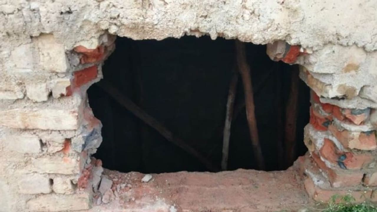 कानपुर: सीवर टैंक की शटरिंग खोलने उतरे दो सगे भाइयों समेत तीन की मौत, चैंबर की दीवार तोड़कर निकाले गए शव कानपुर: सीवर टैंक की शटरिंग खोलने उतरे दो सगे भाइयों समेत तीन की मौत, चैंबर की दीवार तोड़कर निकाले गए शव