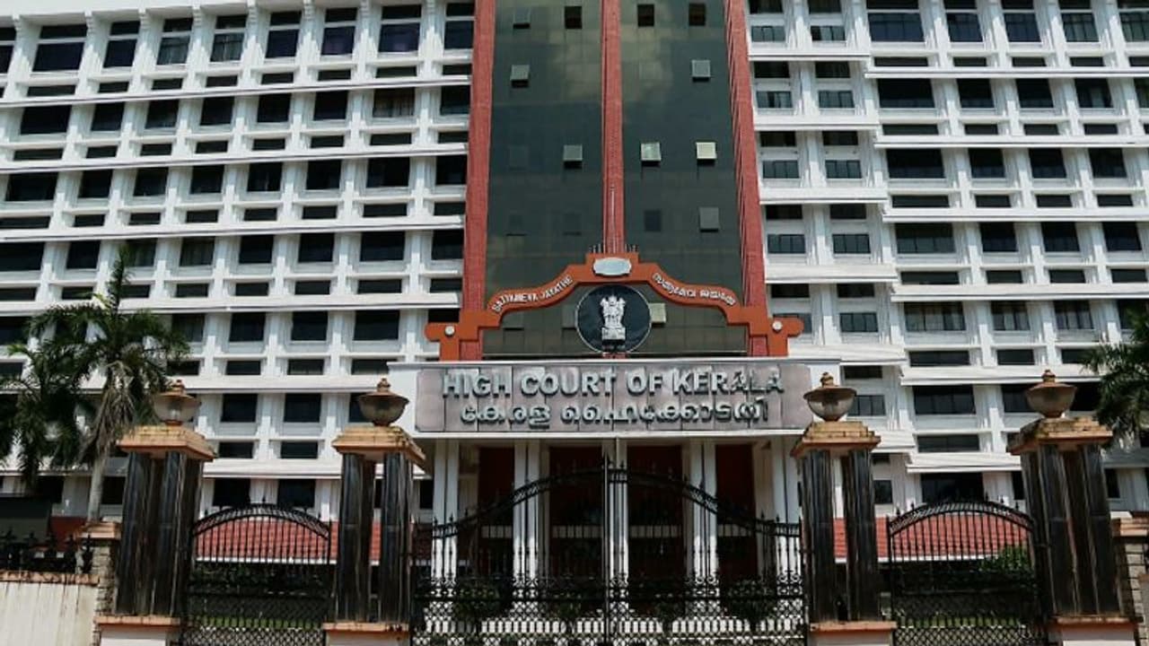 ‘അനധികൃത ബാനറുകളും കൊടികളും വെക്കുന്നവർക്കെതിരെ ക്രിമിനല്‍ കേസെടുക്കണം’: നിലപാട് കടുപ്പിച്ച് ഹൈക്കോടതി