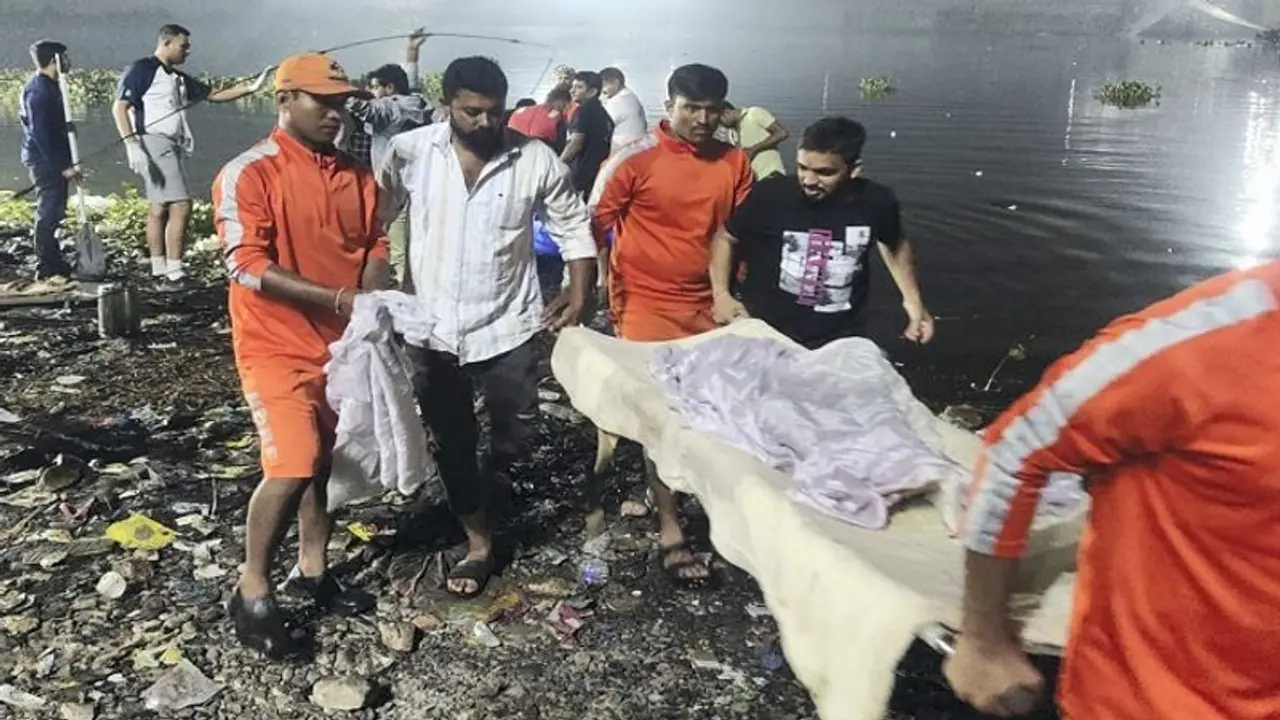 मोरबी हादसा: रूसी राष्ट्रपति पुतिन ने जताया दुख, कांग्रेस ने BJP पर साधा निशाना, कार्यकर्ताओं से कहा करें मदद मोरबी हादसा: रूसी राष्ट्रपति पुतिन ने जताया दुख, कांग्रेस ने BJP पर साधा निशाना, कार्यकर्ताओं से कहा करें मदद