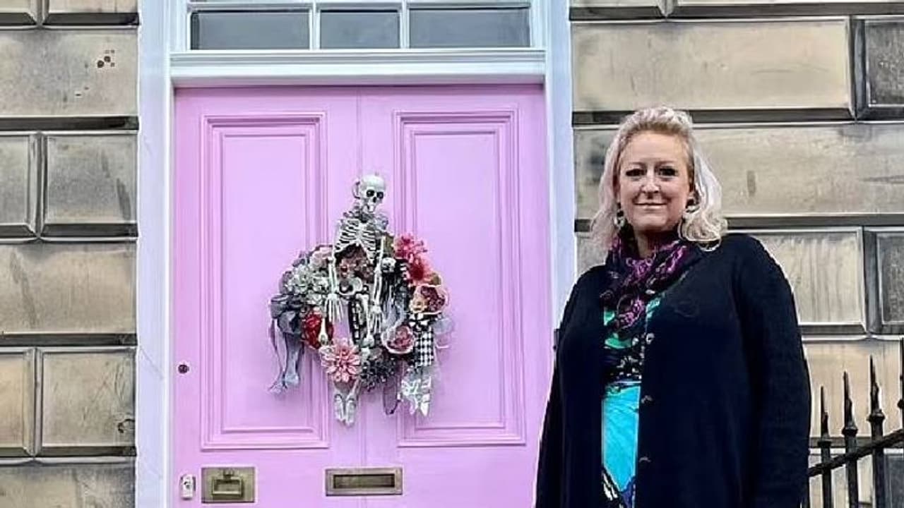 വീടിന്റെ മുൻവാതിലിന് പിങ്ക് നിറം നൽകി, സ്ത്രീക്ക് മേൽ പിഴ ചുമത്തിയത് 19 ലക്ഷം! വീടിന്റെ മുൻവാതിലിന് പിങ്ക് നിറം നൽകി, സ്ത്രീക്ക് മേൽ പിഴ ചുമത്തിയത് 19 ലക്ഷം!