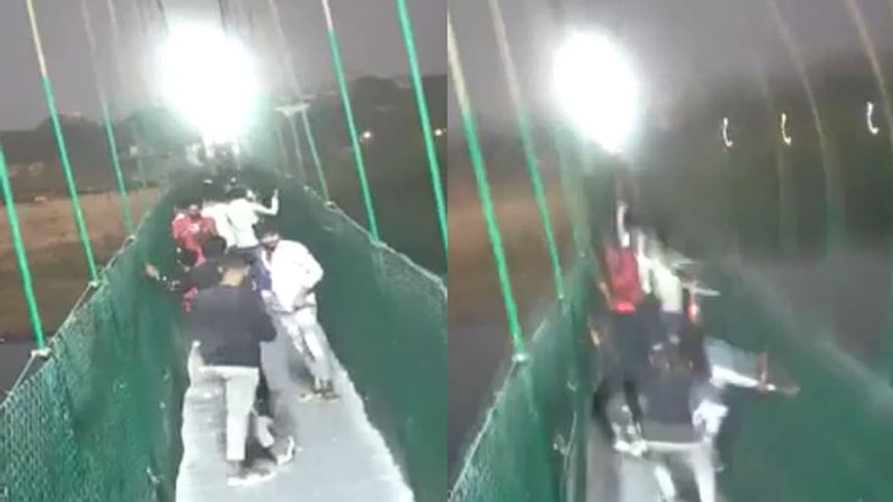 మోర్బీ బ్రిడ్జి విషాదంలో కీలక పరిణామం.. ఒరెవా గ్రూప్ ఎండీ జయసుఖ్ పటేల్ని కస్టడీకి తరలించిన కోర్టు.. మోర్బీ బ్రిడ్జి విషాదంలో కీలక పరిణామం.. ఒరెవా గ్రూప్ ఎండీ జయసుఖ్ పటేల్ని కస్టడీకి తరలించిన కోర్టు..