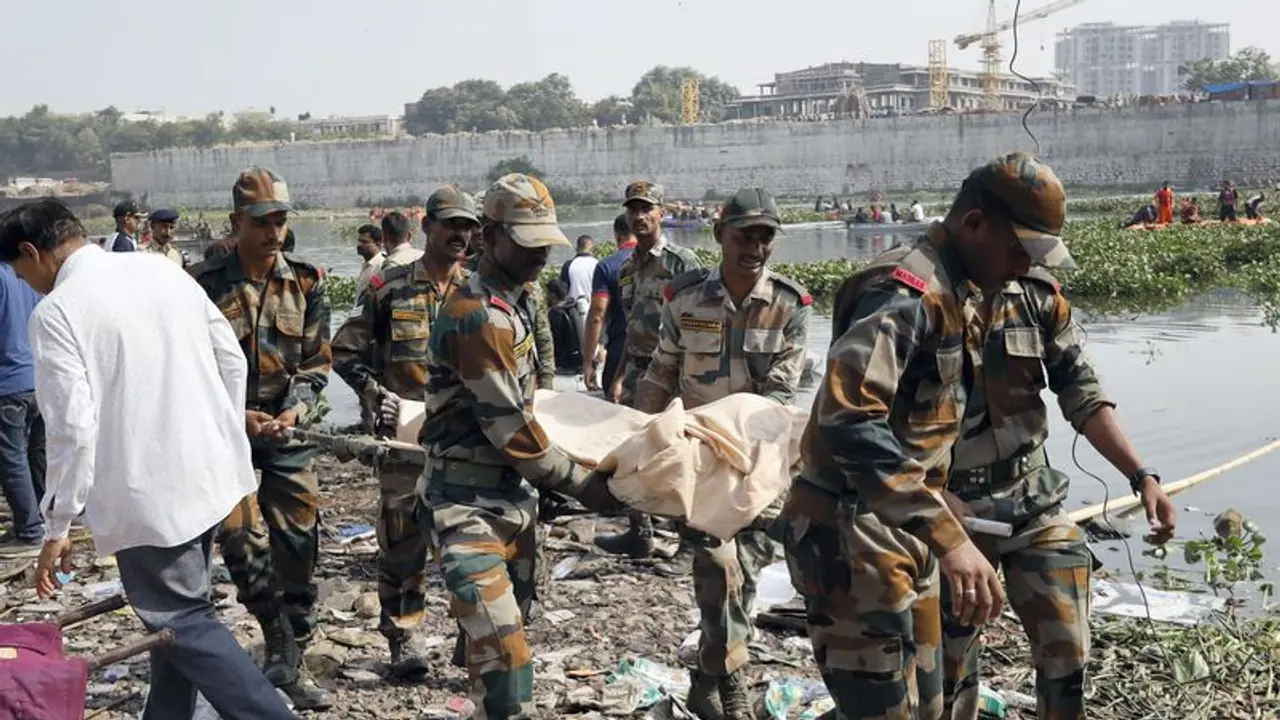 Morbi tragedy: ब्रिज को मौत का खिलौना बनाने वालों पर एक्शन, 9 अरेस्ट, कल PM मोदी मोरबी जाएंगे