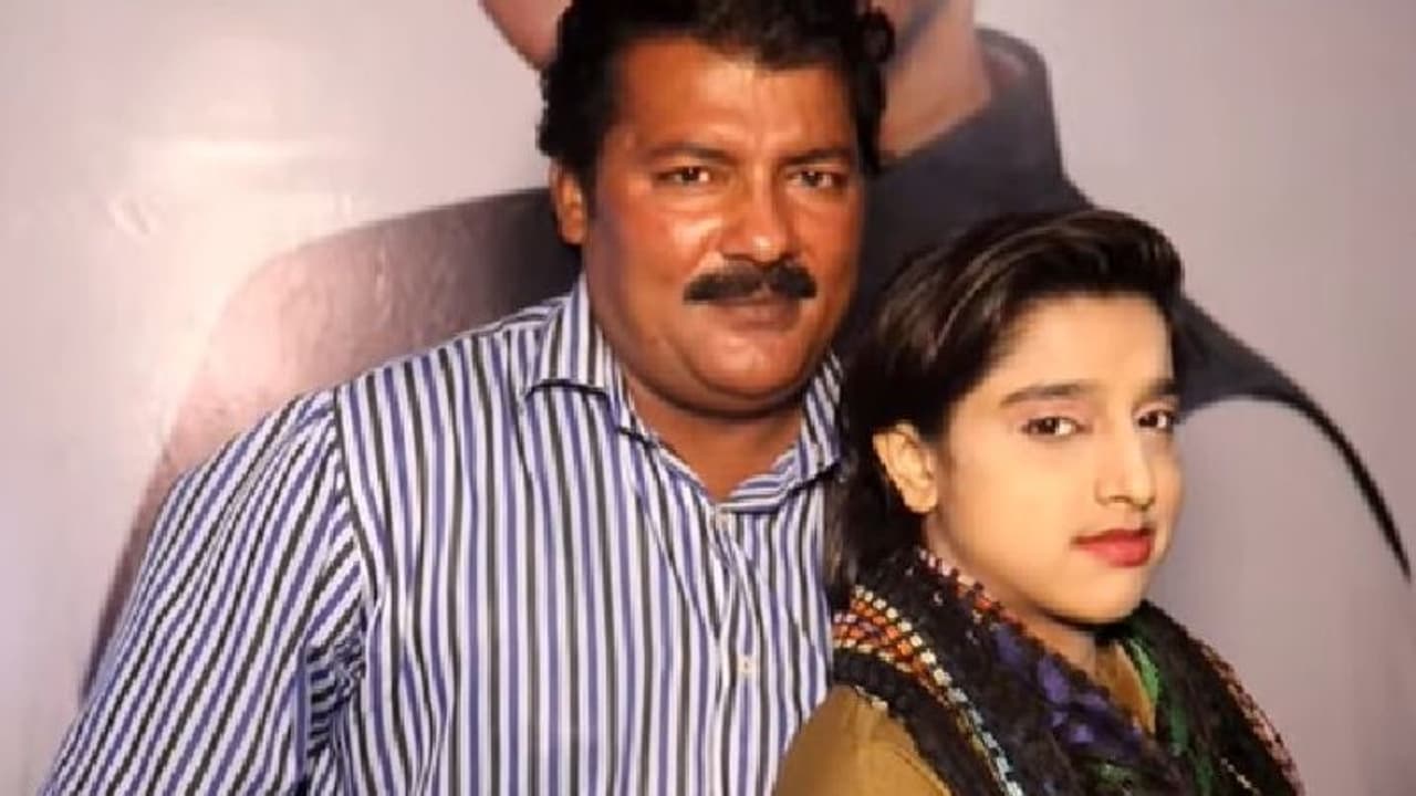 അമ്പത്തിരണ്ടുകാരനായ അധ്യാപകനെ പ്രണയിച്ച് സ്വന്തമാക്കി ഇരുപതുകാരി; വീഡിയോ ശ്രദ്ധേയം