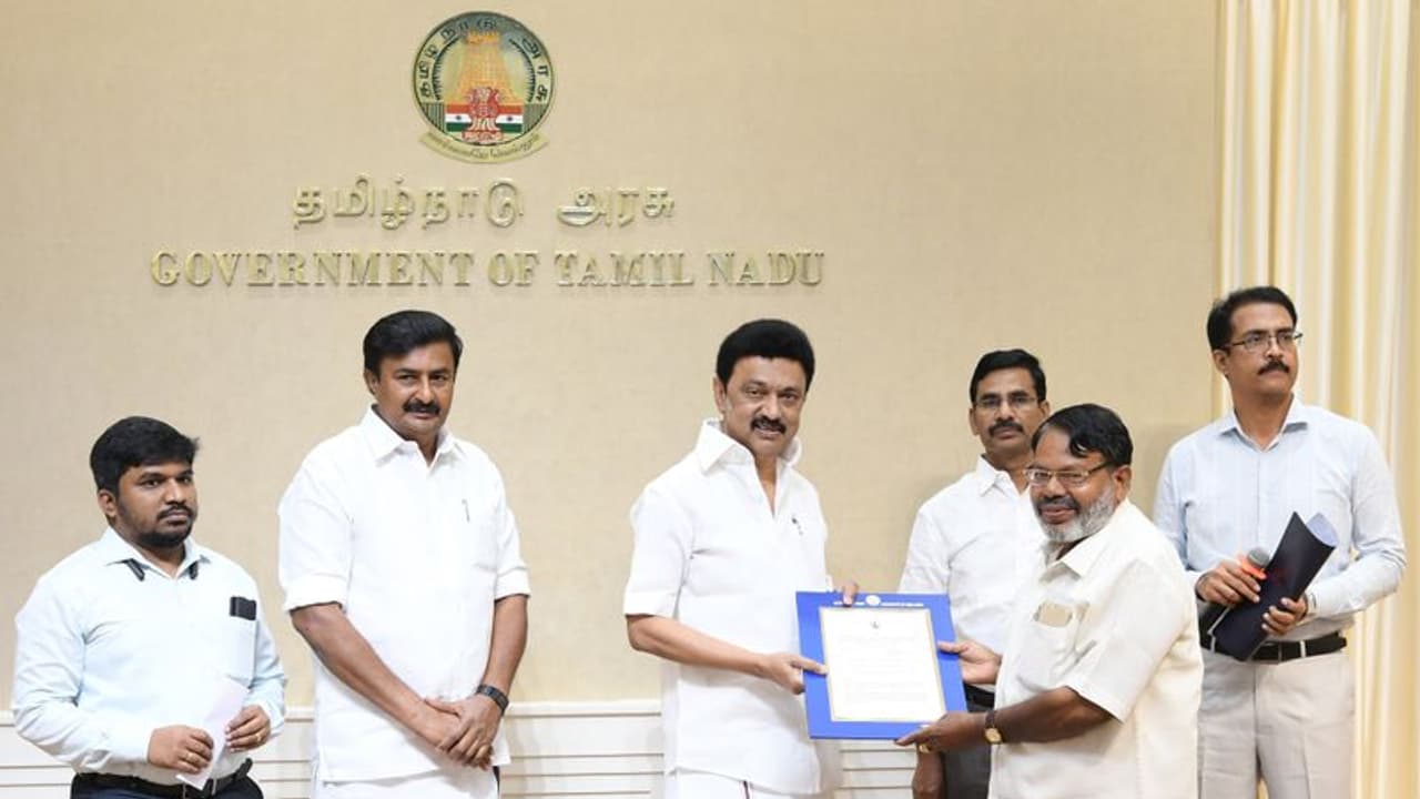 பத்திரிகையாளர்களுக்கு மாதந்தோறும் ரூ.10,000 ஓய்வூதியம் .. முதலமைச்சர் மு.க.ஸ்டாலின் வழங்கினார்.. பத்திரிகையாளர்களுக்கு மாதந்தோறும் ரூ.10,000 ஓய்வூதியம் .. முதலமைச்சர் மு.க.ஸ்டாலின் வழங்கினார்..