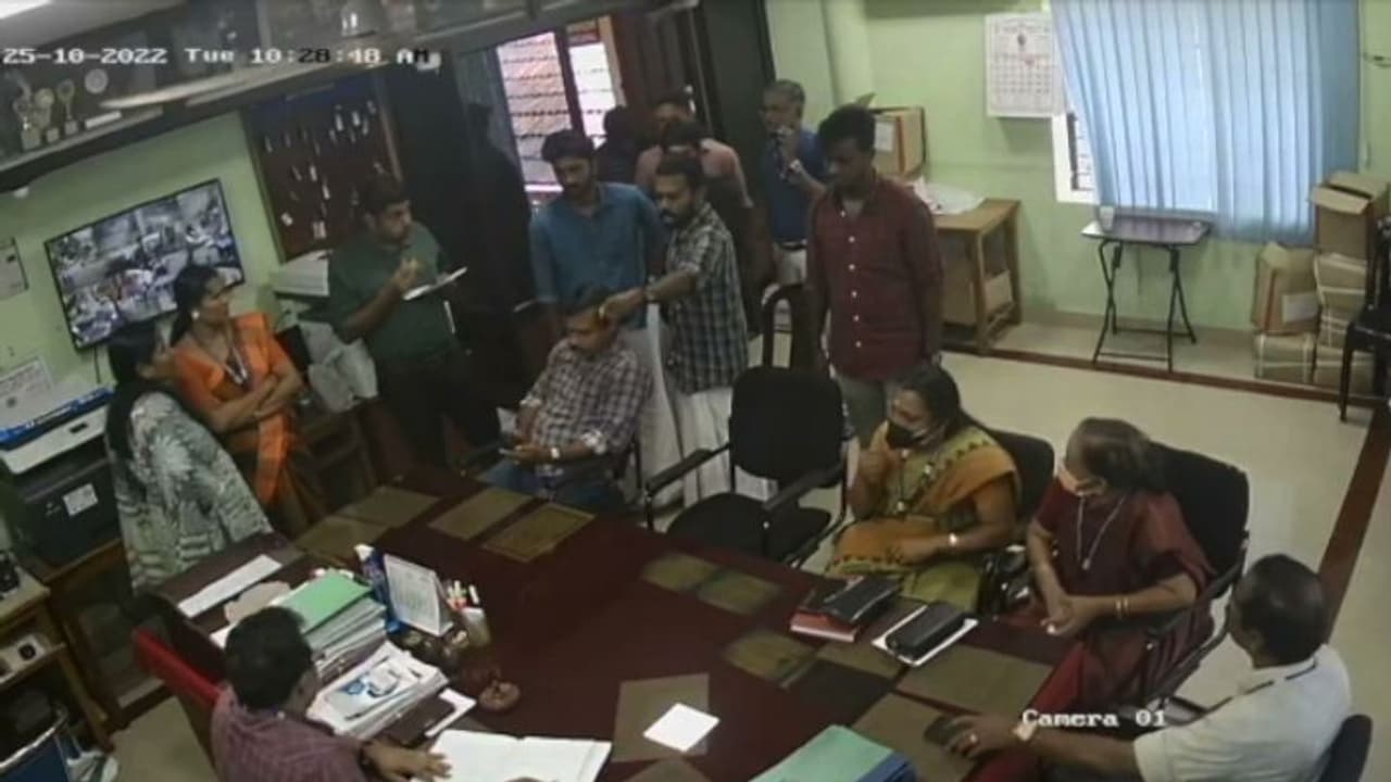 'മുട്ടുകാല് തല്ലിയൊടിക്കും, ജില്ലാ സെക്രട്ടറിയാണ് പറയുന്നത്'; തൃശ്ശൂരിൽ അധ്യാപകന് എസ്എഫ്ഐ നേതാവിന്റെ ഭീഷണി 'മുട്ടുകാല് തല്ലിയൊടിക്കും, ജില്ലാ സെക്രട്ടറിയാണ് പറയുന്നത്'; തൃശ്ശൂരിൽ അധ്യാപകന് എസ്എഫ്ഐ നേതാവിന്റെ ഭീഷണി