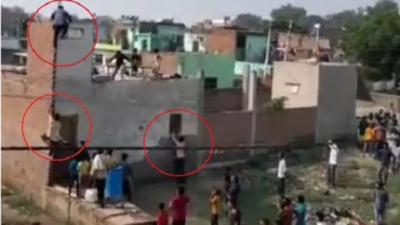 आगरा: रिश्तेदारों के साथ दीवार चढ़कर किशोरी को घर से किडनैप कर ले गया दबंग, पुलिस ने भी दिखाई लापरवाही आगरा: रिश्तेदारों के साथ दीवार चढ़कर किशोरी को घर से किडनैप कर ले गया दबंग, पुलिस ने भी दिखाई लापरवाही