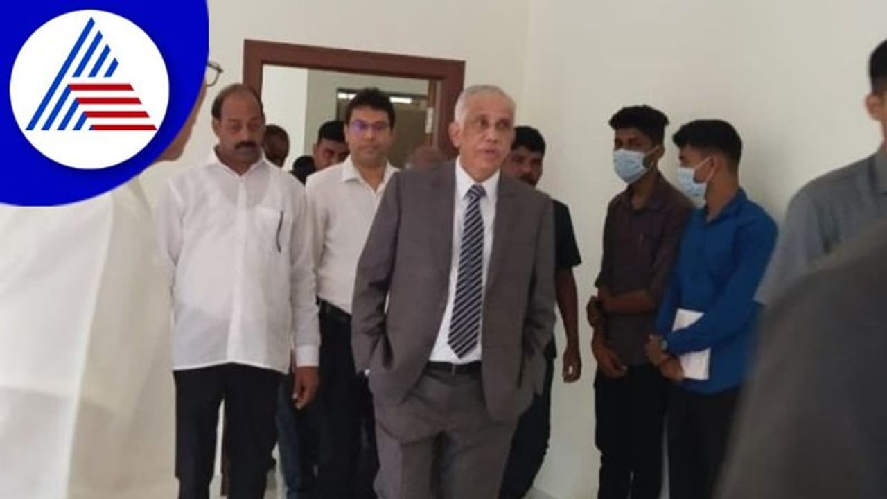 ವಕೀಲರ ಭವನ ಕಾಮಗಾರಿ ಕಳಪೆ: ಗುತ್ತಿಗೆದಾರ ವಿರುದ್ಧ ಸುಪ್ರೀಂ ನ್ಯಾಯಮೂರ್ತಿ ಗರಂ ವಕೀಲರ ಭವನ ಕಾಮಗಾರಿ ಕಳಪೆ: ಗುತ್ತಿಗೆದಾರ ವಿರುದ್ಧ ಸುಪ್ರೀಂ ನ್ಯಾಯಮೂರ್ತಿ ಗರಂ