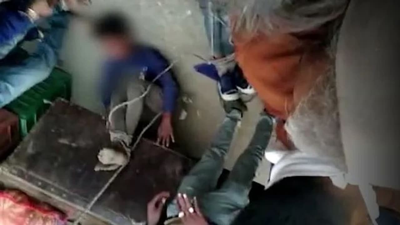 இரு சிறுவர்களை கட்டி வைத்து சித்ரவதை… 3 பேர் கைது… இணையத்தில் வீடியோ வைரல்!!