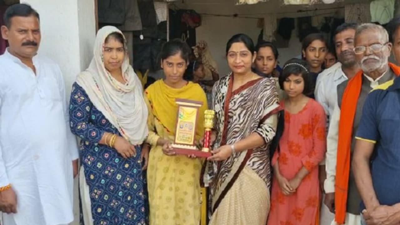 150 घंटे से अधिक समय में बना 15 महापुरुषों का चित्र, बदायूं की नूरजहां ने बताया कैसे रचा ये कीर्तिमान 150 घंटे से अधिक समय में बना 15 महापुरुषों का चित्र, बदायूं की नूरजहां ने बताया कैसे रचा ये कीर्तिमान