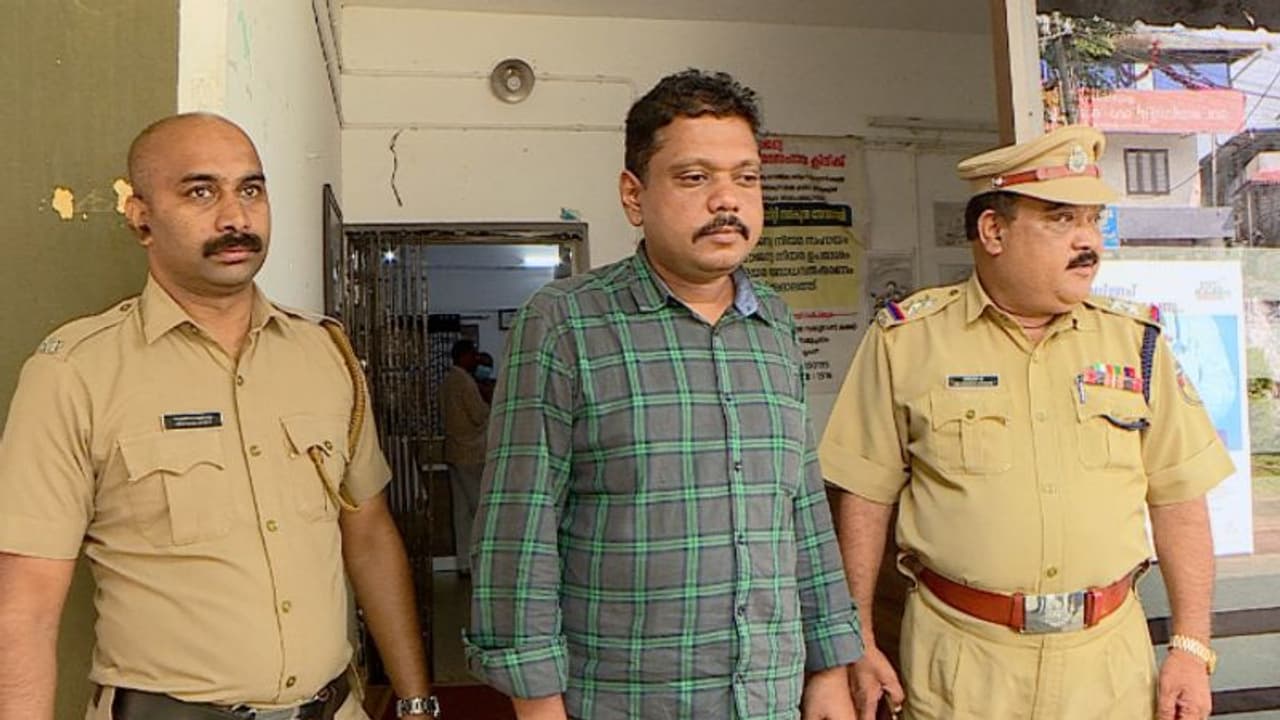 ഏലം വ്യാപാരികളെ പറ്റിച്ച് കോടികള് തട്ടി, കാര് വാടകയ്ക്കെടുത്തും തട്ടിപ്പ്; പ്രതിയെ പൊക്കി പൊലീസ് ഏലം വ്യാപാരികളെ പറ്റിച്ച് കോടികള് തട്ടി, കാര് വാടകയ്ക്കെടുത്തും തട്ടിപ്പ്; പ്രതിയെ പൊക്കി പൊലീസ്