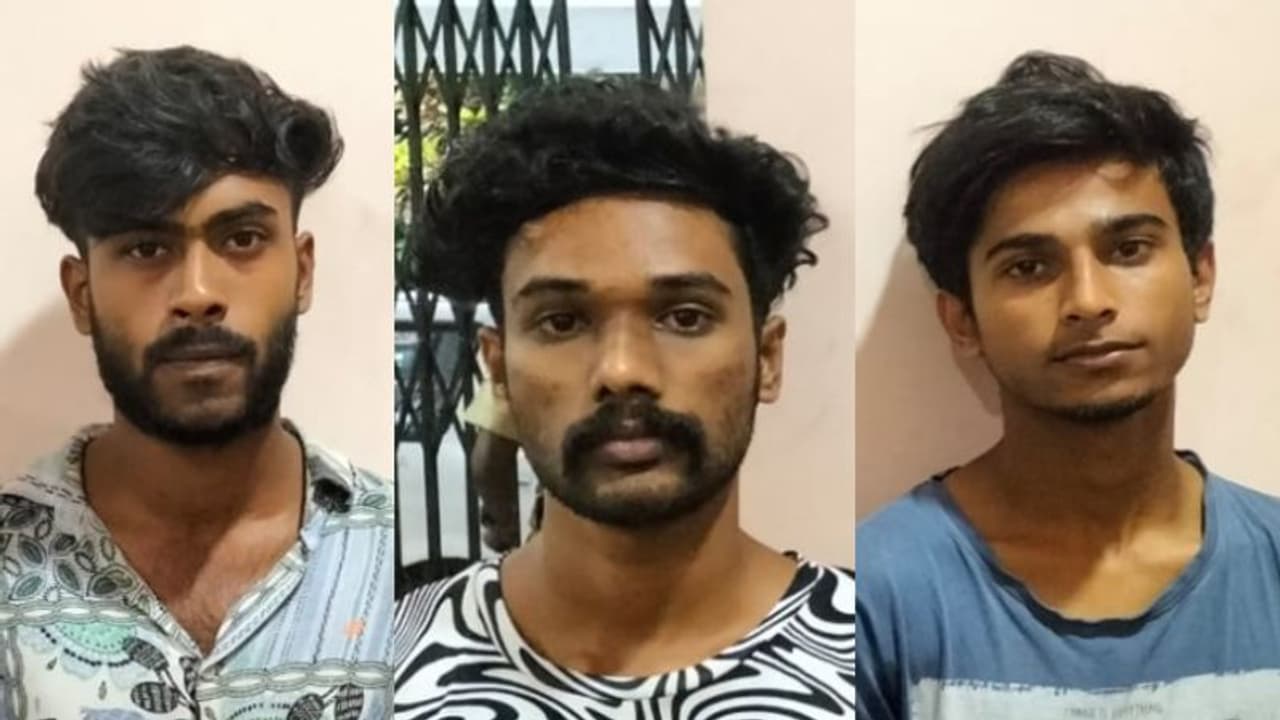 പെണ്സുഹൃത്തിന് സന്ദേശം അയച്ചത് ചോദ്യം ചെയ്ത് വടിവാളുകൊണ്ട് ആക്രമണം; 4 പേർ പിടിയിൽ പെണ്സുഹൃത്തിന് സന്ദേശം അയച്ചത് ചോദ്യം ചെയ്ത് വടിവാളുകൊണ്ട് ആക്രമണം; 4 പേർ പിടിയിൽ