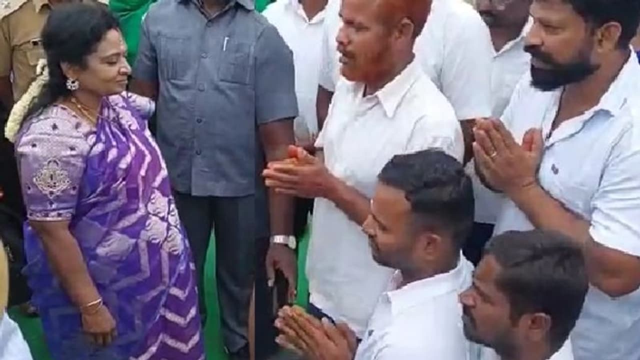 காலப்பட்டு மத்திய சிறைக்கு சென்ற தமிழிசை… மன்னித்து விடுதலை செய்யுமாறு கைதிகள் கண்கலங்கியதால் நெகிழ்ச்சி!! காலப்பட்டு மத்திய சிறைக்கு சென்ற தமிழிசை… மன்னித்து விடுதலை செய்யுமாறு கைதிகள் கண்கலங்கியதால் நெகிழ்ச்சி!!