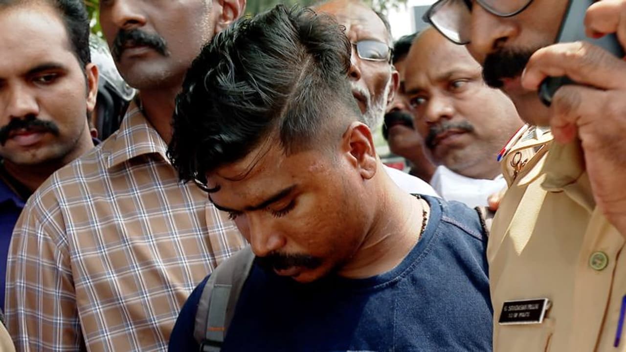 ബം​ഗളൂരു ടൂ കൊല്ലം വോൾവോ, യാത്രയിൽ യുവാവ് അറിഞ്ഞില്ല പിന്നാലെയെത്തിയ കണ്ണുകൾ; ബസ് ഇറങ്ങിയപ്പോൾ കുടുങ്ങി 