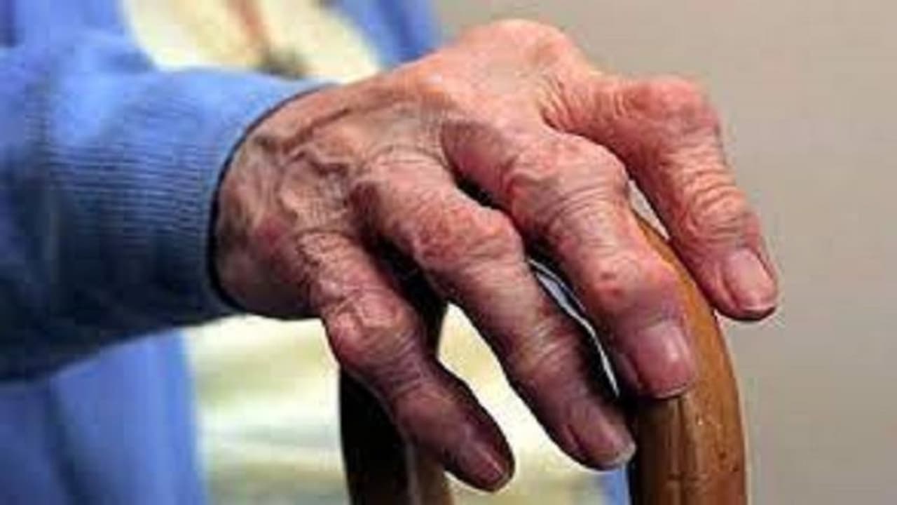 कलयुगी बेटे ने पार की क्रूरता की हद, वृद्ध पिता को घर में बंद कर डीजल छिड़क लगा दी आग, बहू ने भी दिया साथ कलयुगी बेटे ने पार की क्रूरता की हद, वृद्ध पिता को घर में बंद कर डीजल छिड़क लगा दी आग, बहू ने भी दिया साथ