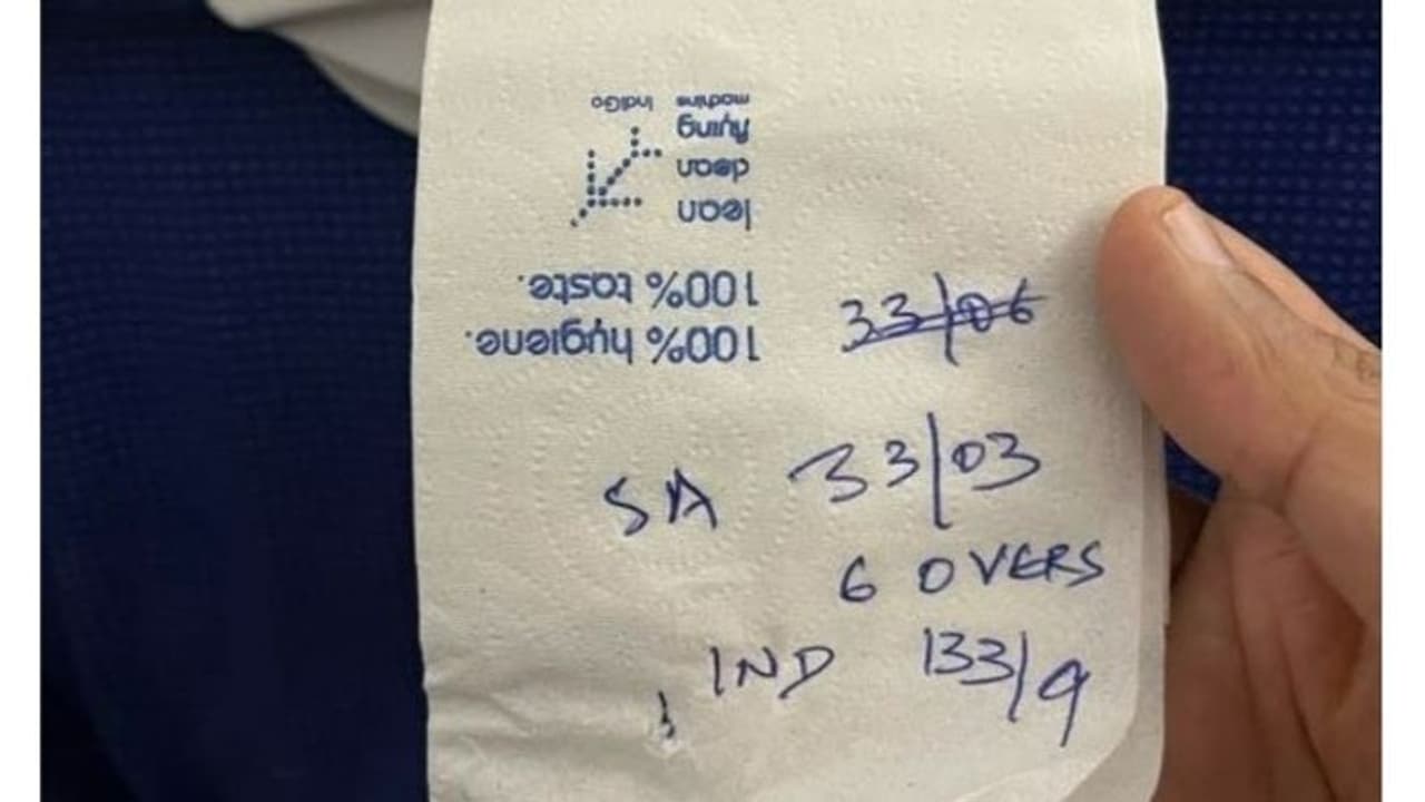 T20 World Cup: फ्लाइट का टिश्यू पेपर और भारत दक्षिण अफ्रीका का मैच, पायलट ने कुछ यूं जीता फैंस का 'दिल' T20 World Cup: फ्लाइट का टिश्यू पेपर और भारत दक्षिण अफ्रीका का मैच, पायलट ने कुछ यूं जीता फैंस का 'दिल'