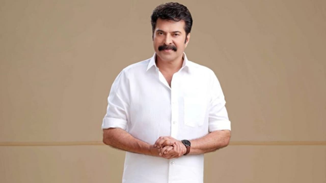 കേരളപ്പിറവിയാശംസകളുമായി തൂവെള്ളയില് തിളങ്ങി മമ്മൂട്ടി, നിത്യ വസന്തമെന്ന് ആരാധകര് കേരളപ്പിറവിയാശംസകളുമായി തൂവെള്ളയില് തിളങ്ങി മമ്മൂട്ടി, നിത്യ വസന്തമെന്ന് ആരാധകര്